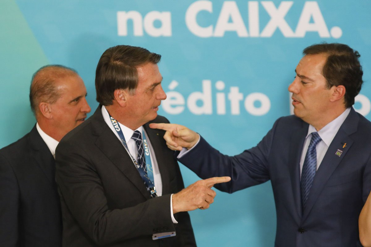 Pedro Duarte Guimarães presidente da caixa economica aponta para o presidente Jair Bolsonaro