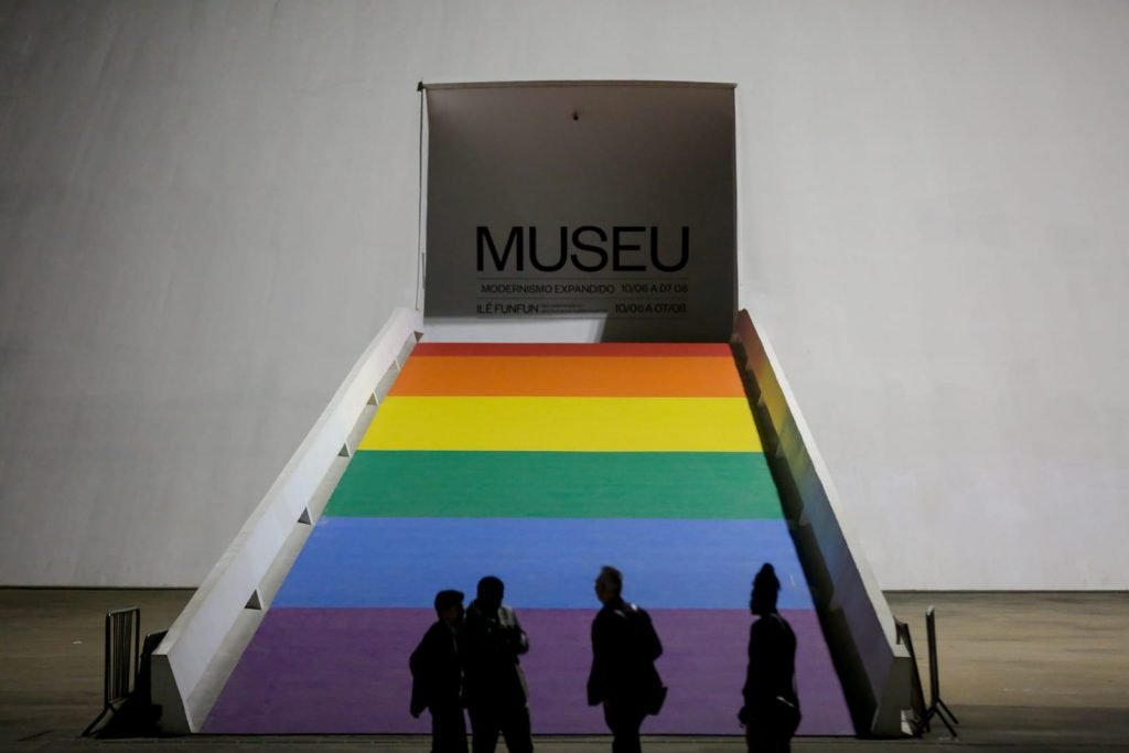 museu da republica de brasilia tem as cores do Orgulho LGBTQIA+ pintados. No Distrito Federal, pontos turísticos ganharam as cores da bandeira 6