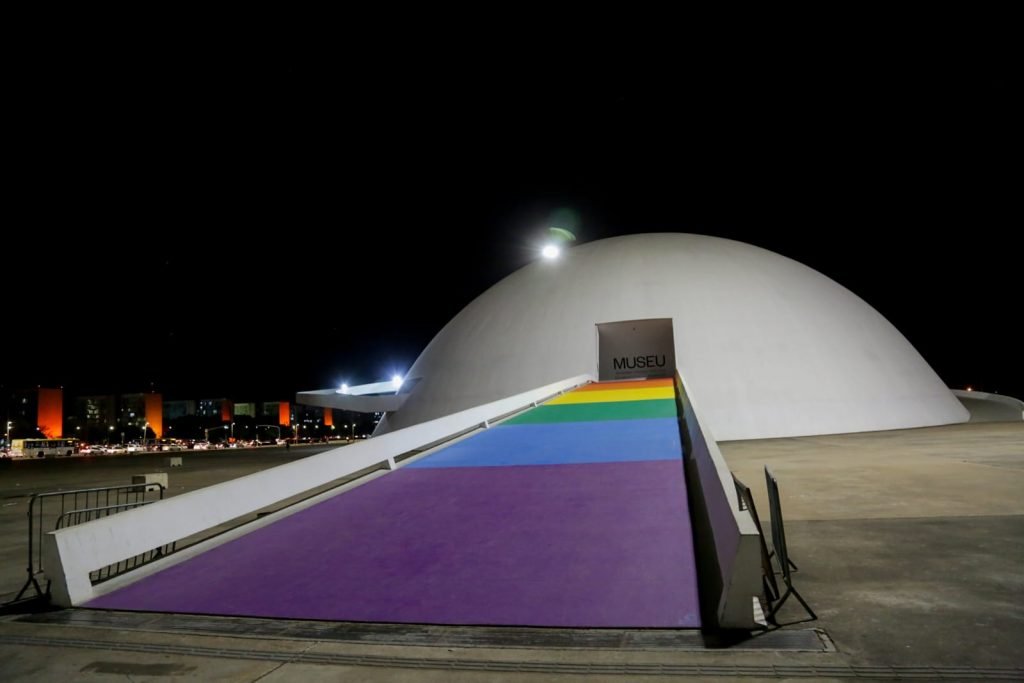 museu da republica de brasilia tem as cores do Orgulho LGBTQIA+ pintados. No Distrito Federal, pontos turísticos ganharam as cores da bandeira 6