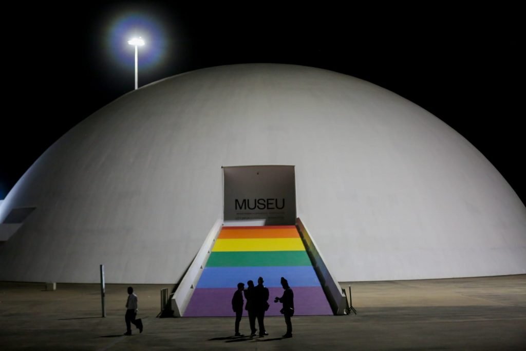 museu da republica de brasilia tem as cores do Orgulho LGBTQIA+ pintados. No Distrito Federal, pontos turísticos ganharam as cores da bandeira 6