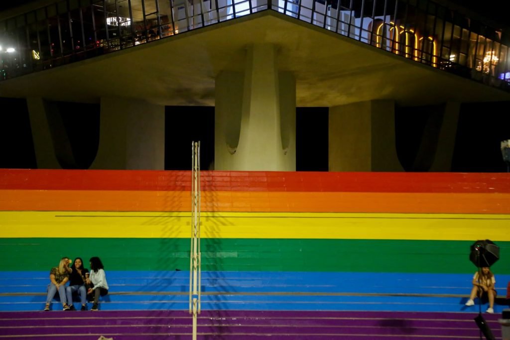 Torre de tv de brasilia tem as cores do Orgulho LGBTQIA+ pintados. No Distrito Federal, pontos turísticos ganharam as cores da bandeira 6