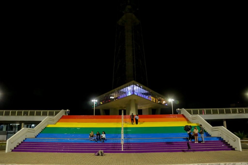 Torre de tv de brasilia tem as cores do Orgulho LGBTQIA+ pintados. No Distrito Federal, pontos turísticos ganharam as cores da bandeira 6