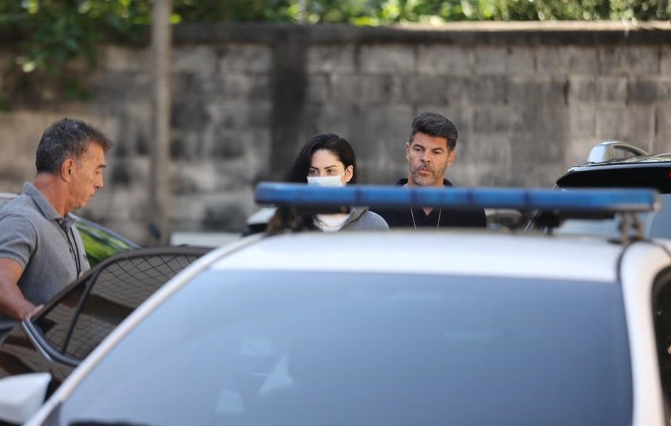 Monique Medeiros deixa delegacia da Barra