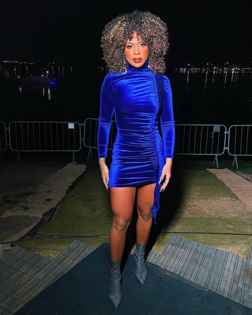 Cantora Marvvila com um vestido azul
