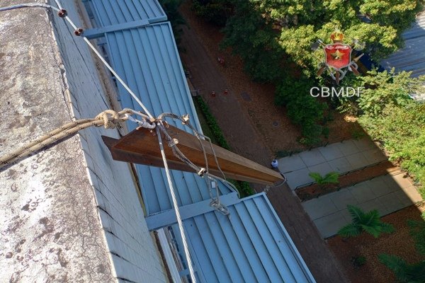Foto do andaime de balanço pendurado de forma perpendicular