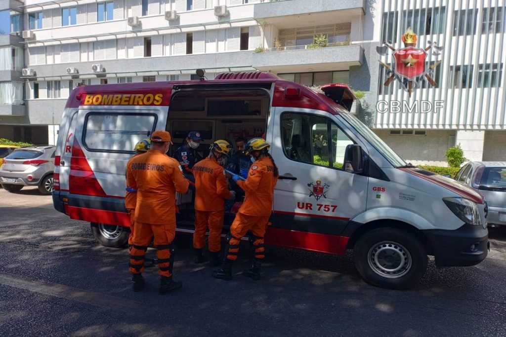 Foto de um carro de bombeiros na frente de prédio