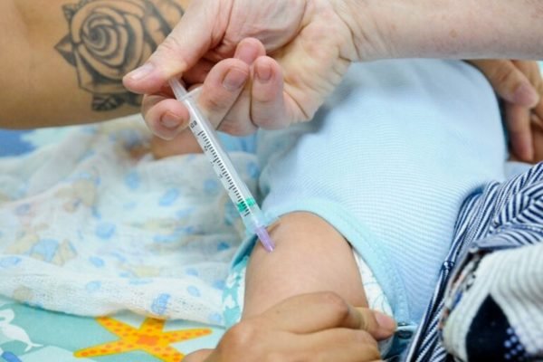 vacina sendo aplicada em criança