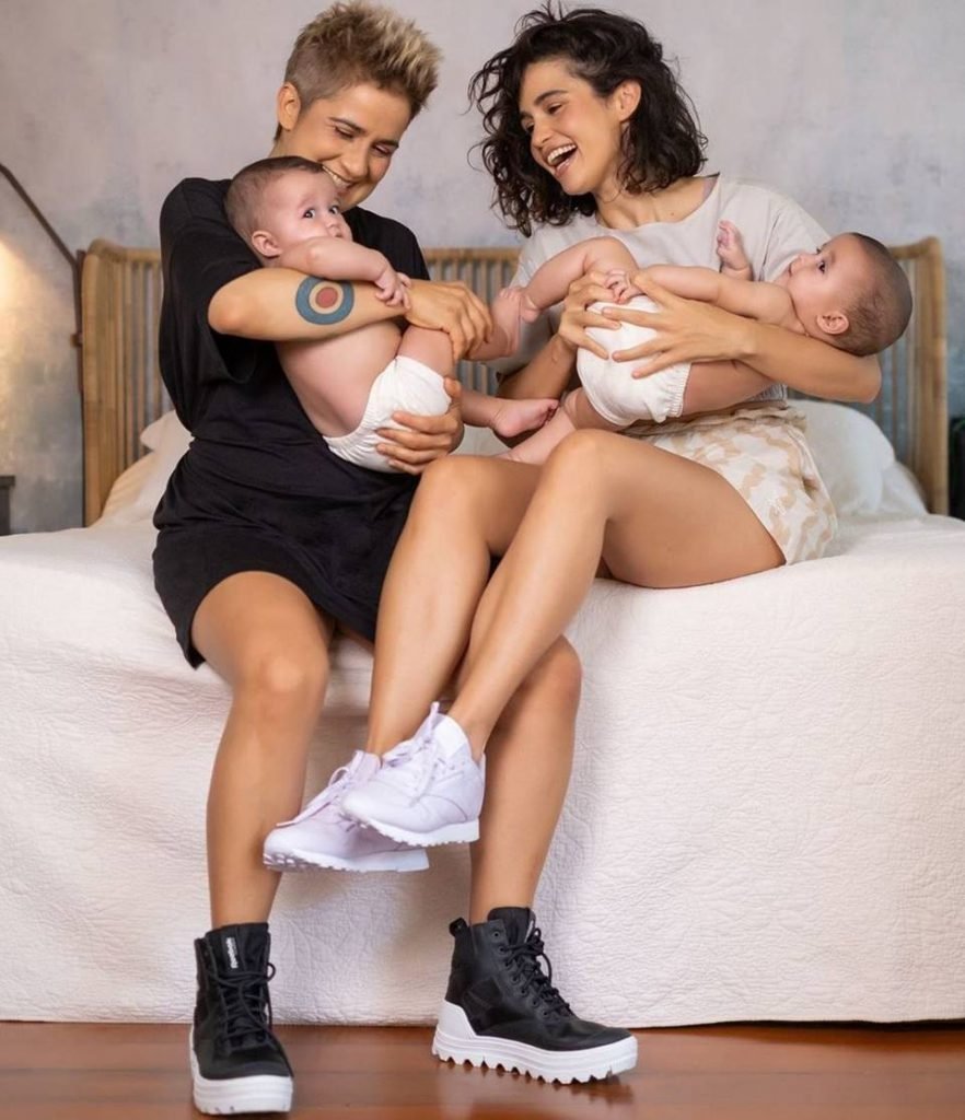 nanda costa e lan lanh sentadas com bebes no colo