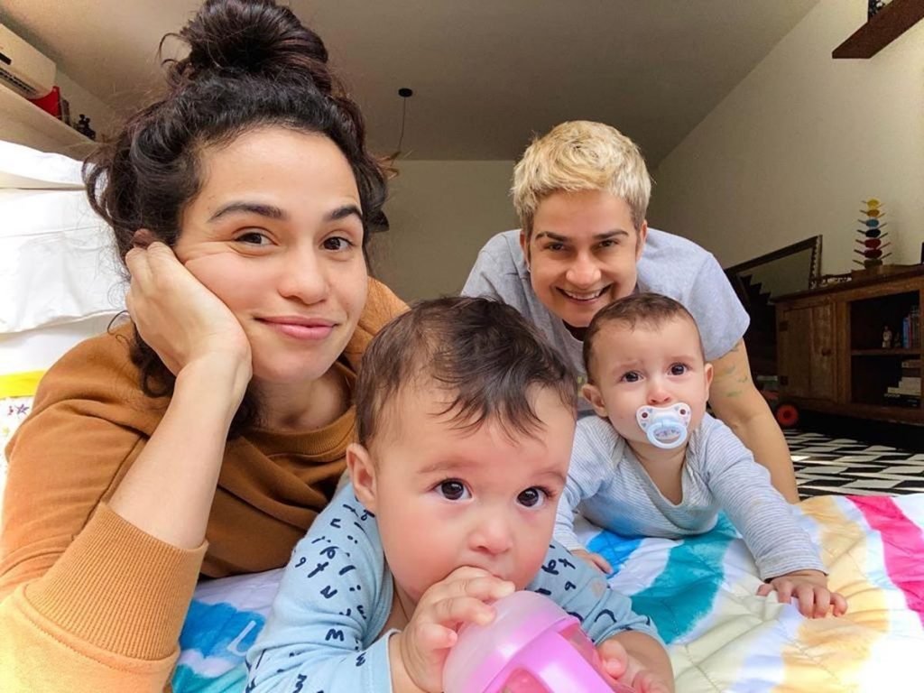 foto de nanda costa e lan lanh com as gemeas