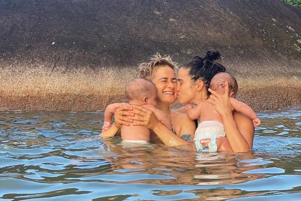 nanda costa e lan lanh em rio com bebes no colo
