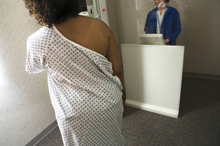 Photo-woman-doing-mammography- Metropolis