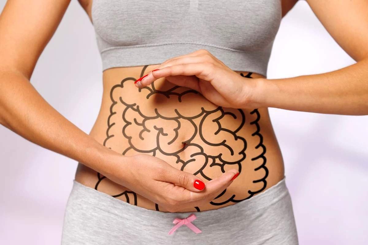 mulher com desenho de intestino na região abdominal - Metrópoles