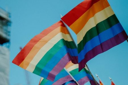 Foto colorida da bandeira LGBTQI+