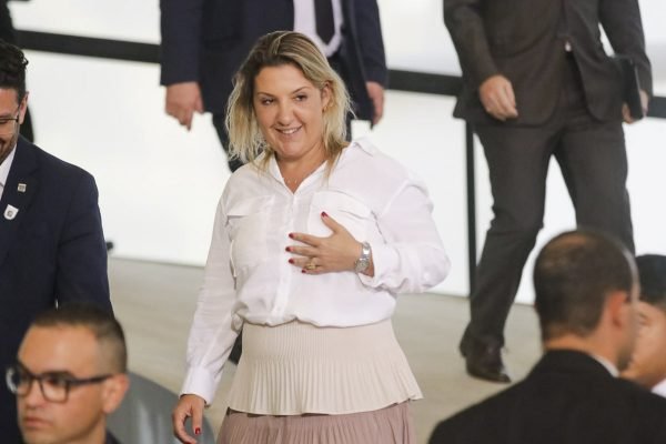 nova presidente da Caixa, Daniella Marques desce a rampa do planalto