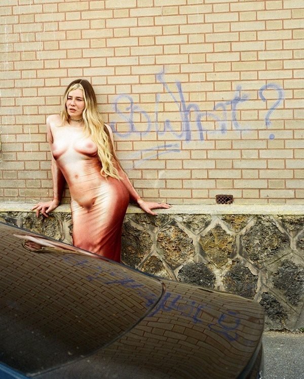 Na imagem com cor, modelo usa vestido que remete a nudez 