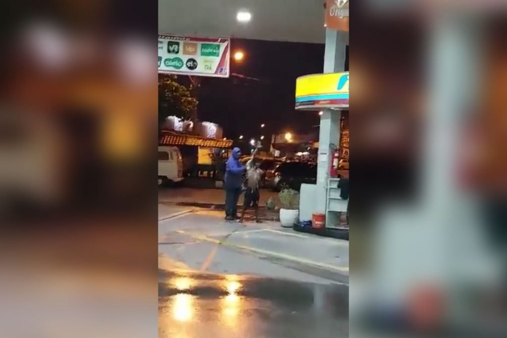 Frentista dá banho em morador de rua no RJ e viraliza nas redes 2