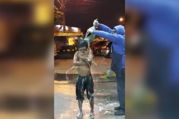 Frentista dá banho em morador de rua no RJ e viraliza nas redes 2