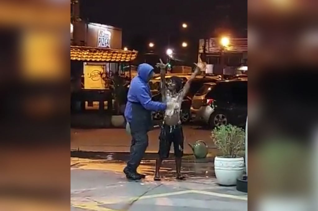 Frentista dá banho em morador de rua no RJ e viraliza nas redes 2