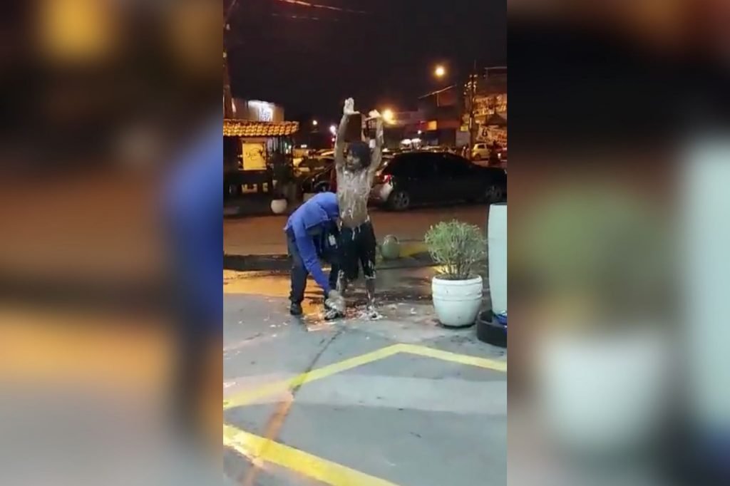 Frentista dá banho em morador de rua no RJ e viraliza nas redes 2
