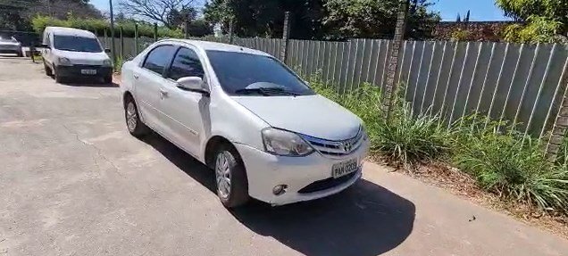 Carro branco Toyota Etios