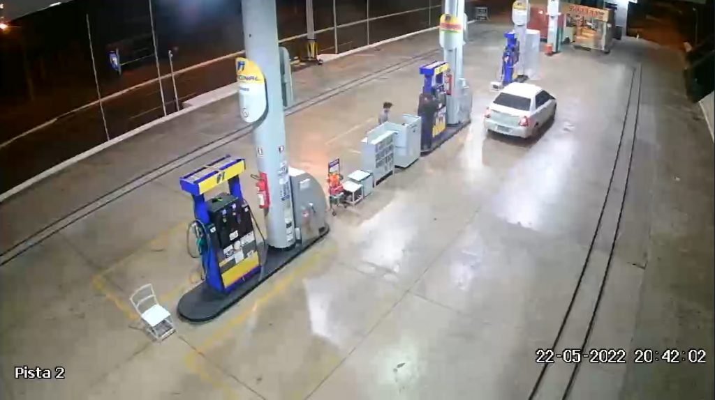 Carro branco foge de posto de combustível