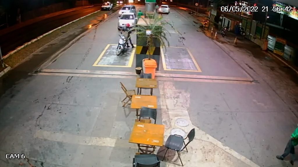 Carro branco foge de posto de combustível