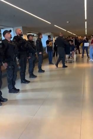 Fotografia colorida de policiais fardados