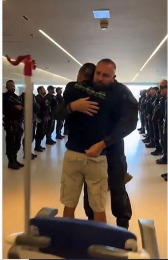 Fotografia colorida de policiais fardados