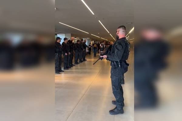 Fotografia colorida de agentes fardados