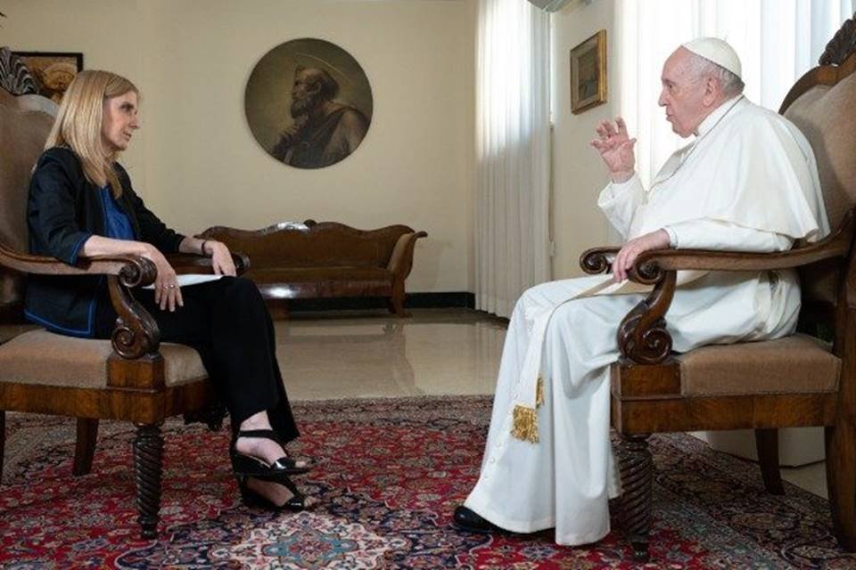 Papa Francisco sendo entrevistado pela jornalista Bernarda Llorente, da agência de notícias argentina Télam