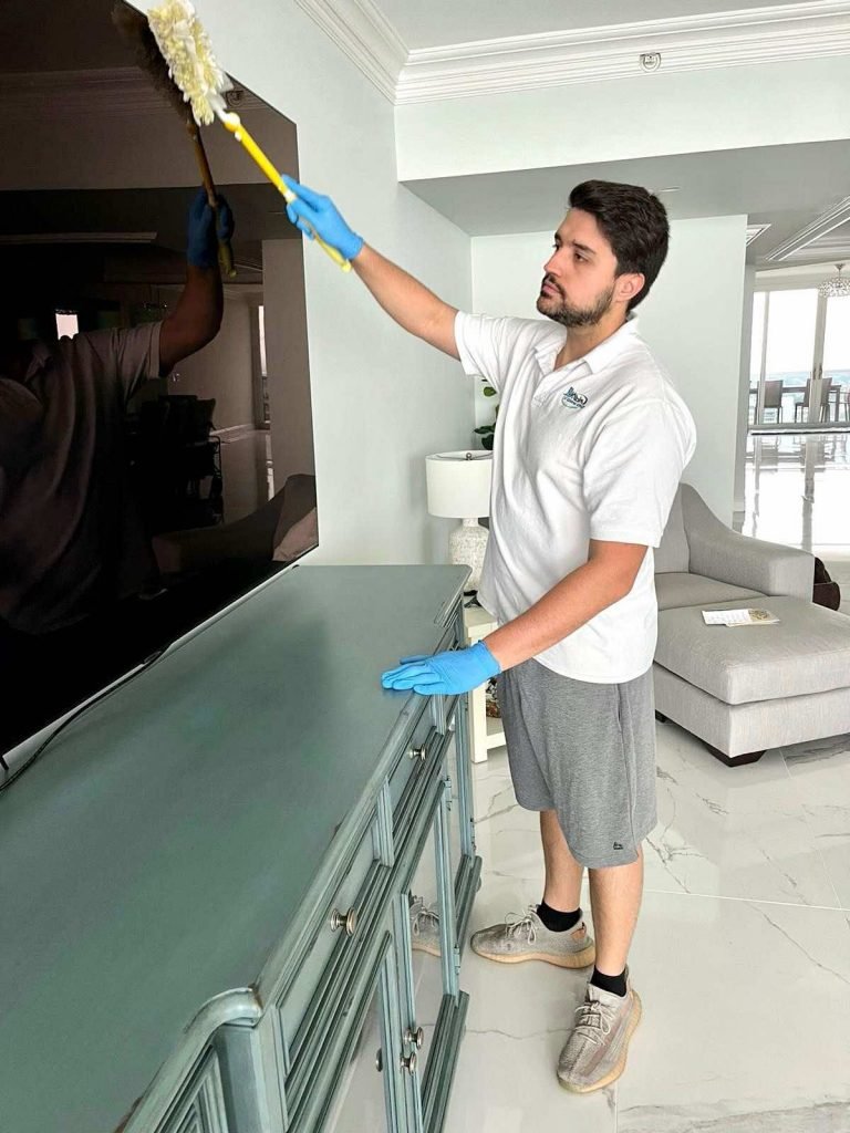 O paulistano limpa até cinco casas por dia