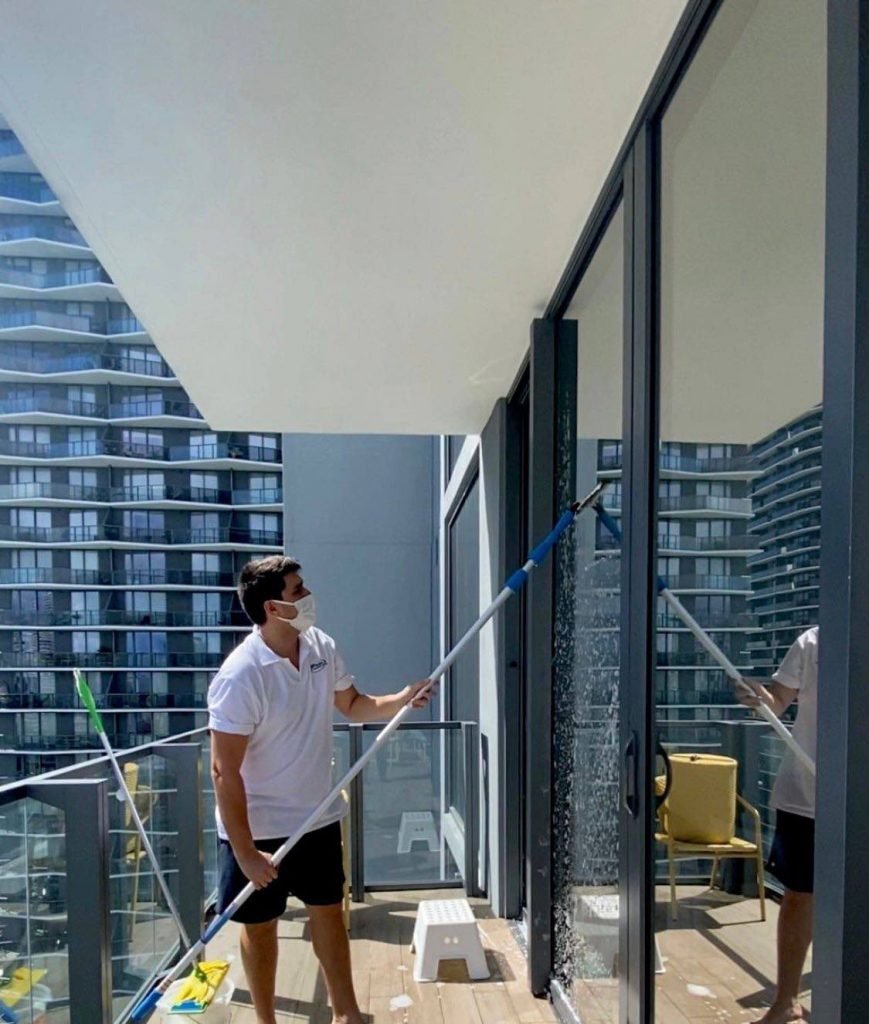Paulistano Lucas Galhano recebe de 12 a 15 mil dólares por mês como faxineiro de milionários em Miami
