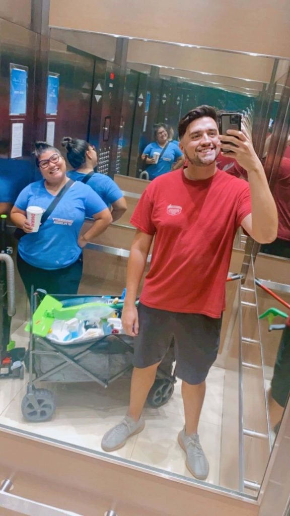 Ele compartilha na internet a rotina de faxineiro nos Estados Unidos