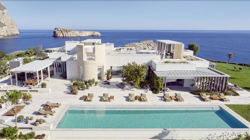 Foto colorida de uma mansão em Ibiza