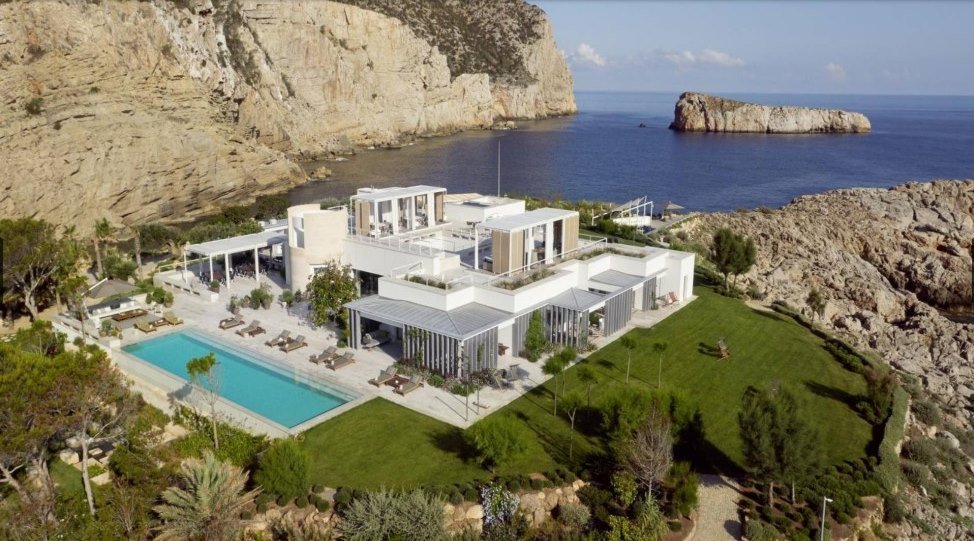 Foto colorida de uma mansão em Ibiza