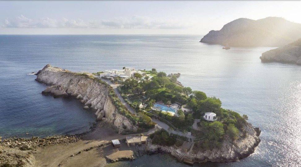 Foto colorida de uma mansão em Ibiza