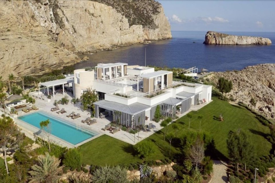 Foto colorida de uma mansão em Ibiza