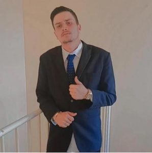 foto colorida de homem branco com terno e gravata