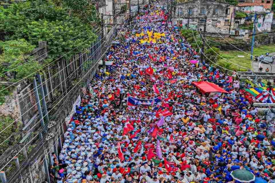 foto colorida multidão