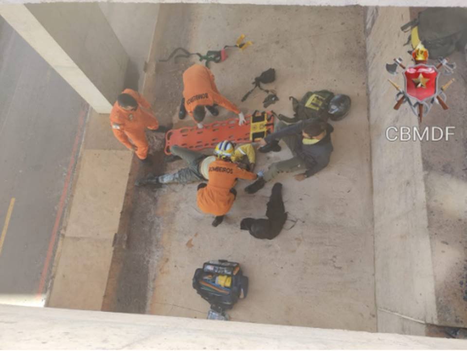 Bombeiros socorrendo vítima