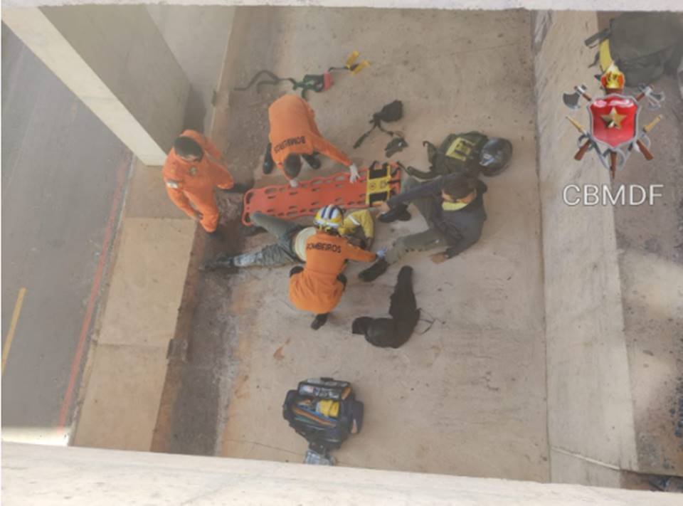 Bombeiros socorrendo vítima