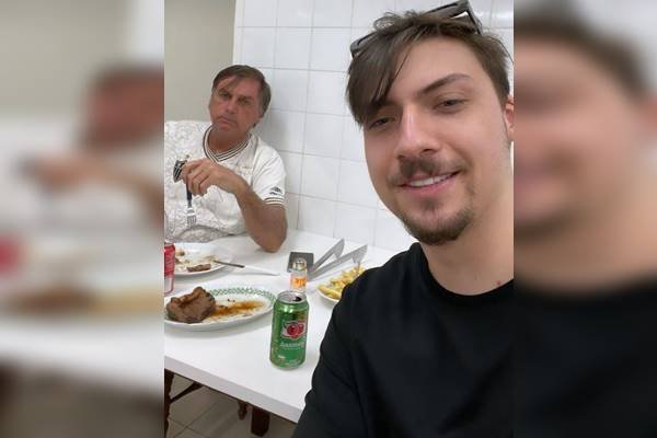 Fotografia colorida de dois homens em selfie
