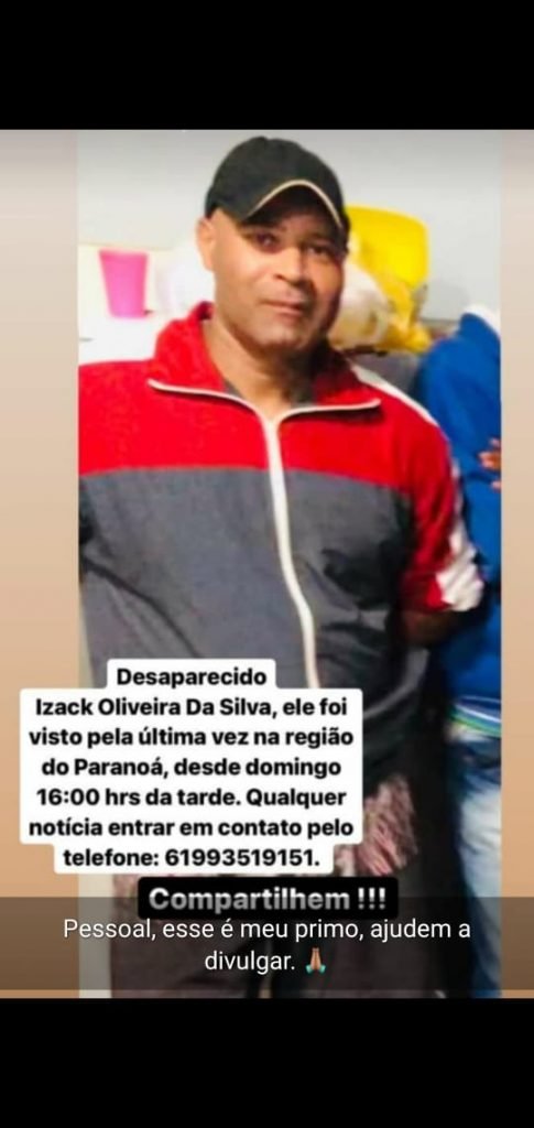 Homem de boné e blusa de frio preta com vermelho