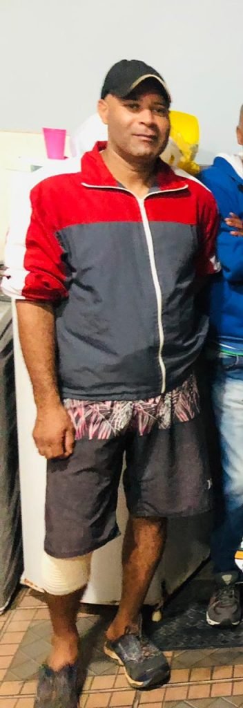 Foto de corpo inteiro de Isac