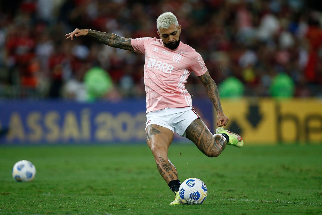 Ídolo em campo, grosseria fora: Gabigol tem histórico de destratar fãs