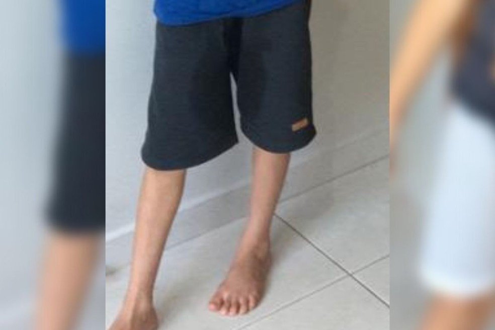 A mulher contou que a criança que tem autismo severo voltava para casa urinada e sem camiseta