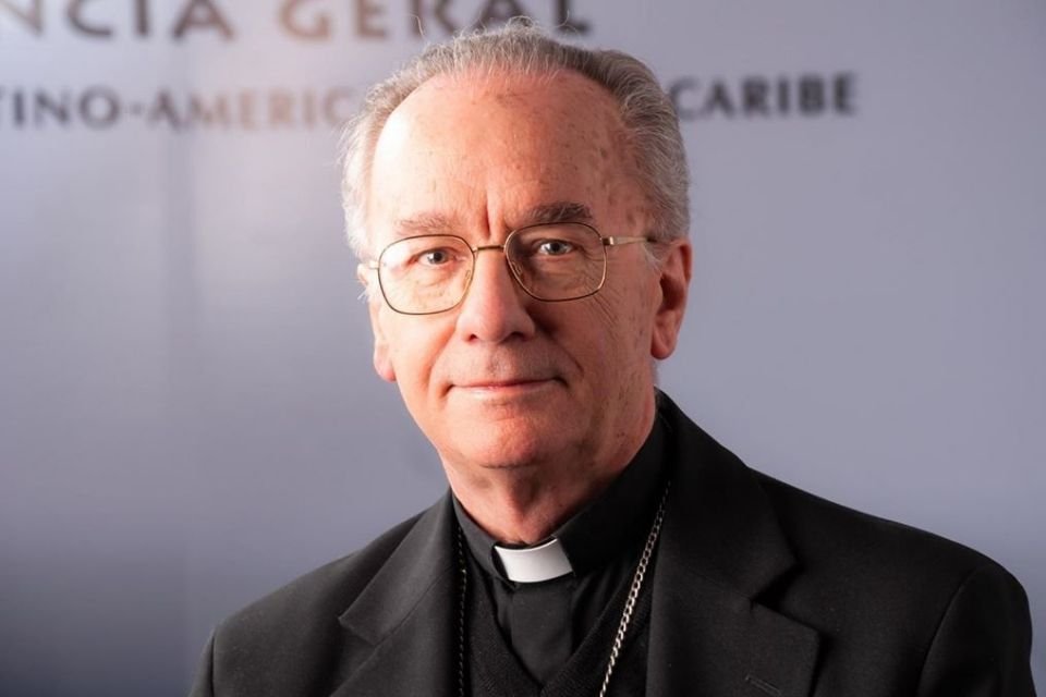 Dom Cláudio Hummes, arcebispo emérito de São Paulo, morre aos 87 anos. Ele é branco, tem olhos claros e cabelo liso e grisalho. Usa roupa religiosa e olha para a câmera - Metrópoles