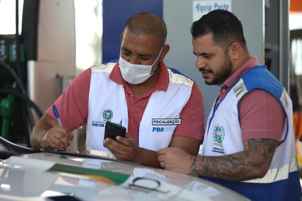 Fiscalização em posto de gasolina no RJ após redução do ICMS- Aline Massuca 2