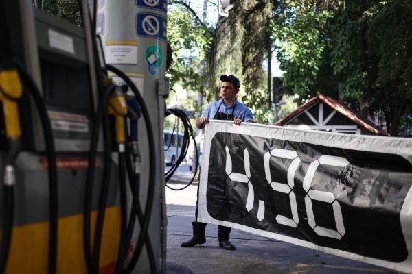 Fiscalização em posto de gasolina no RJ após redução do ICMS- Aline Massuca