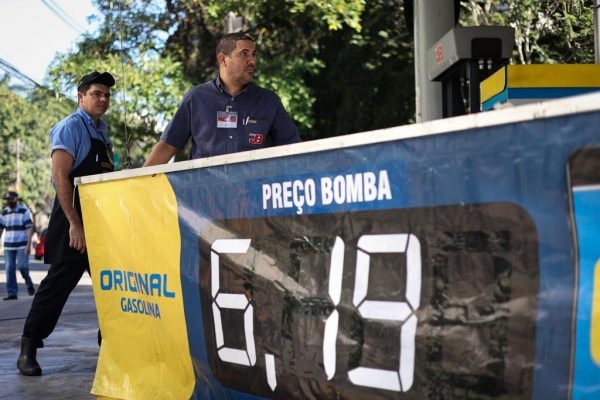Fiscalização em posto de gasolina no RJ após redução do ICMS- Aline Massuca